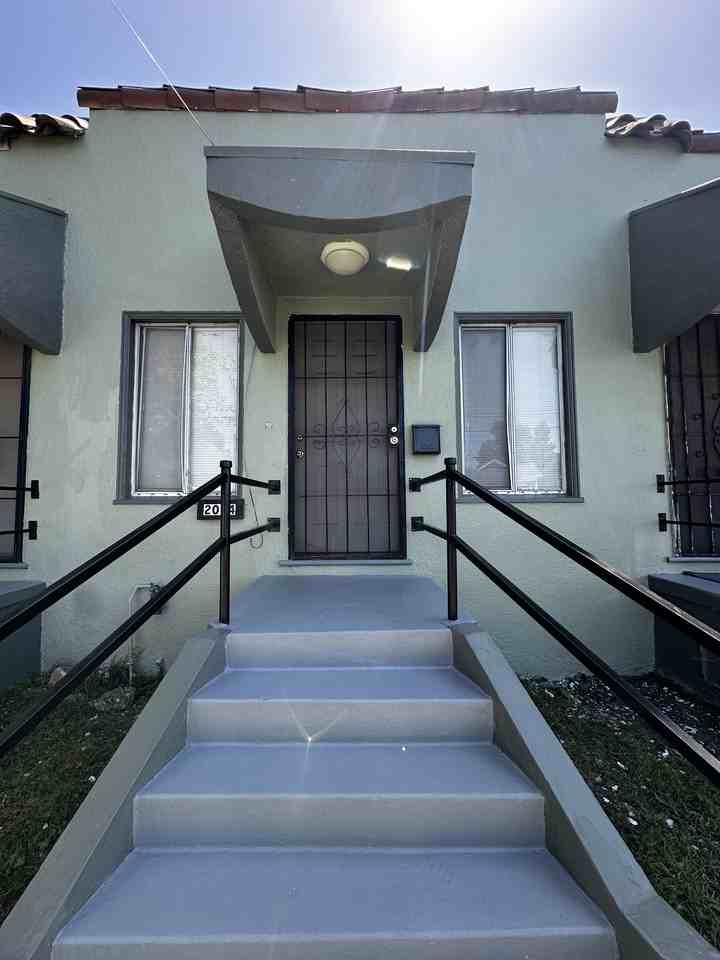 Listing photo 1 of 5