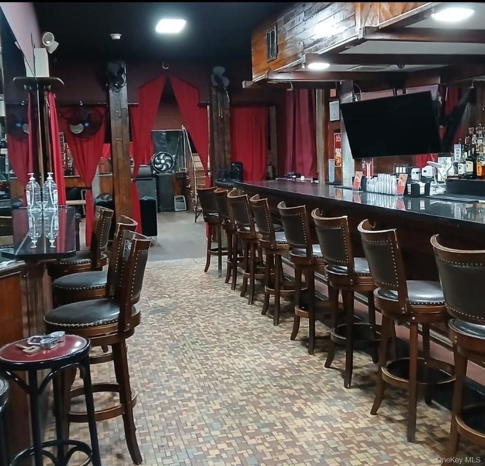 Listing photo 1 of 4