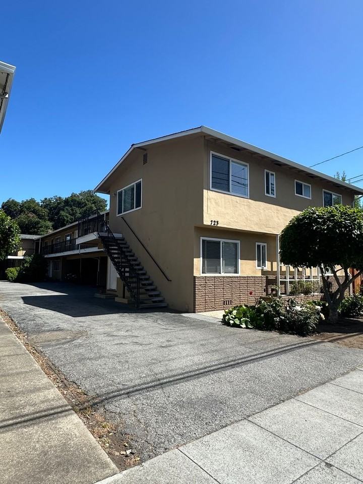 Listing photo 1 of 5