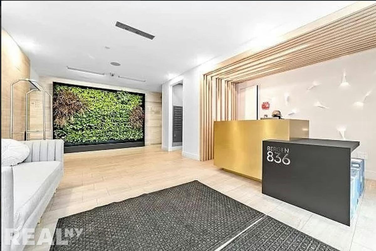 Listing photo 1 of 2