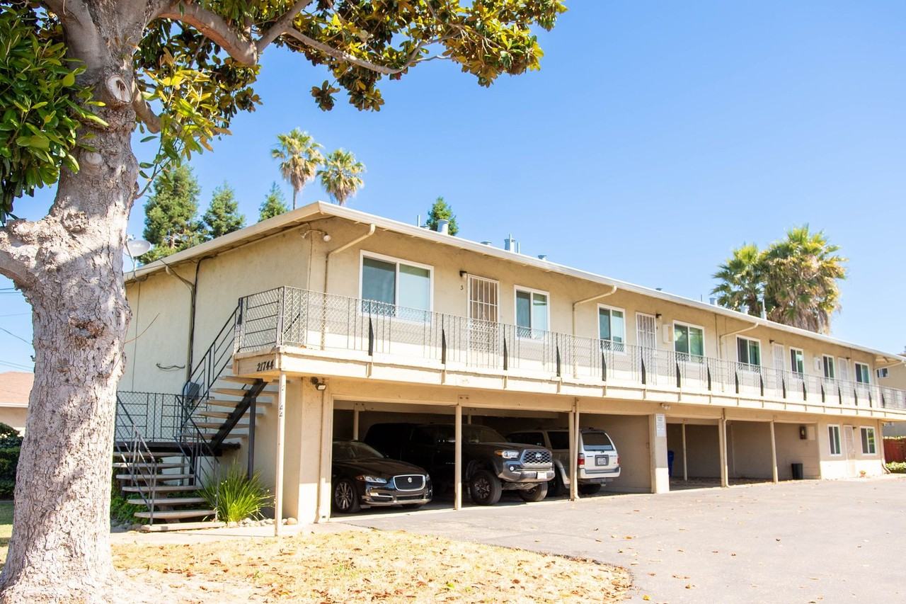 Listing photo 1 of 3