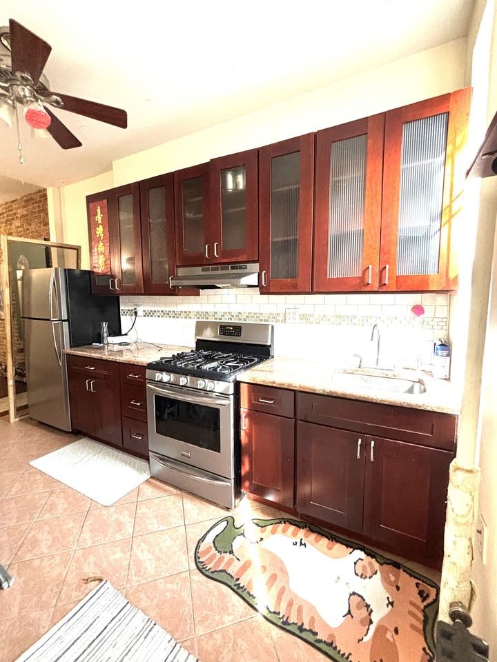 Listing photo 1 of 5