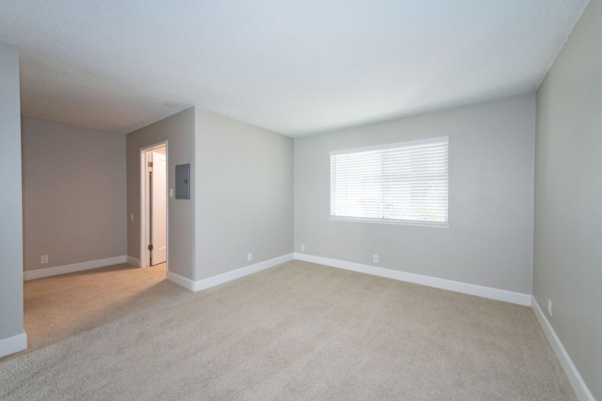 Listing photo 1 of 5