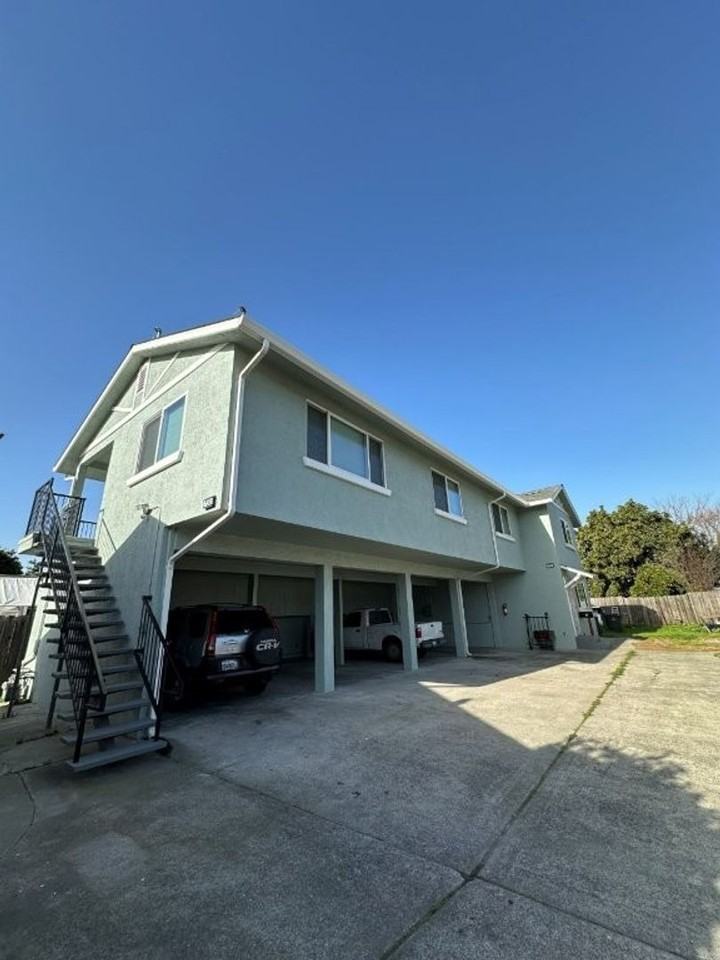 Listing photo 1 of 5