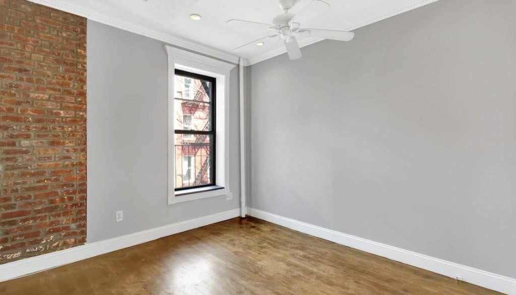 Listing photo 1 of 4