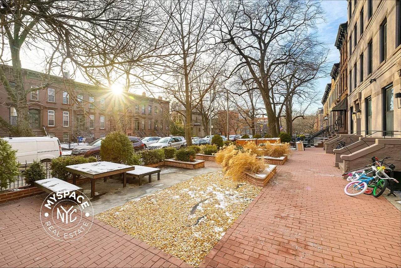 Listing photo 1 of 5