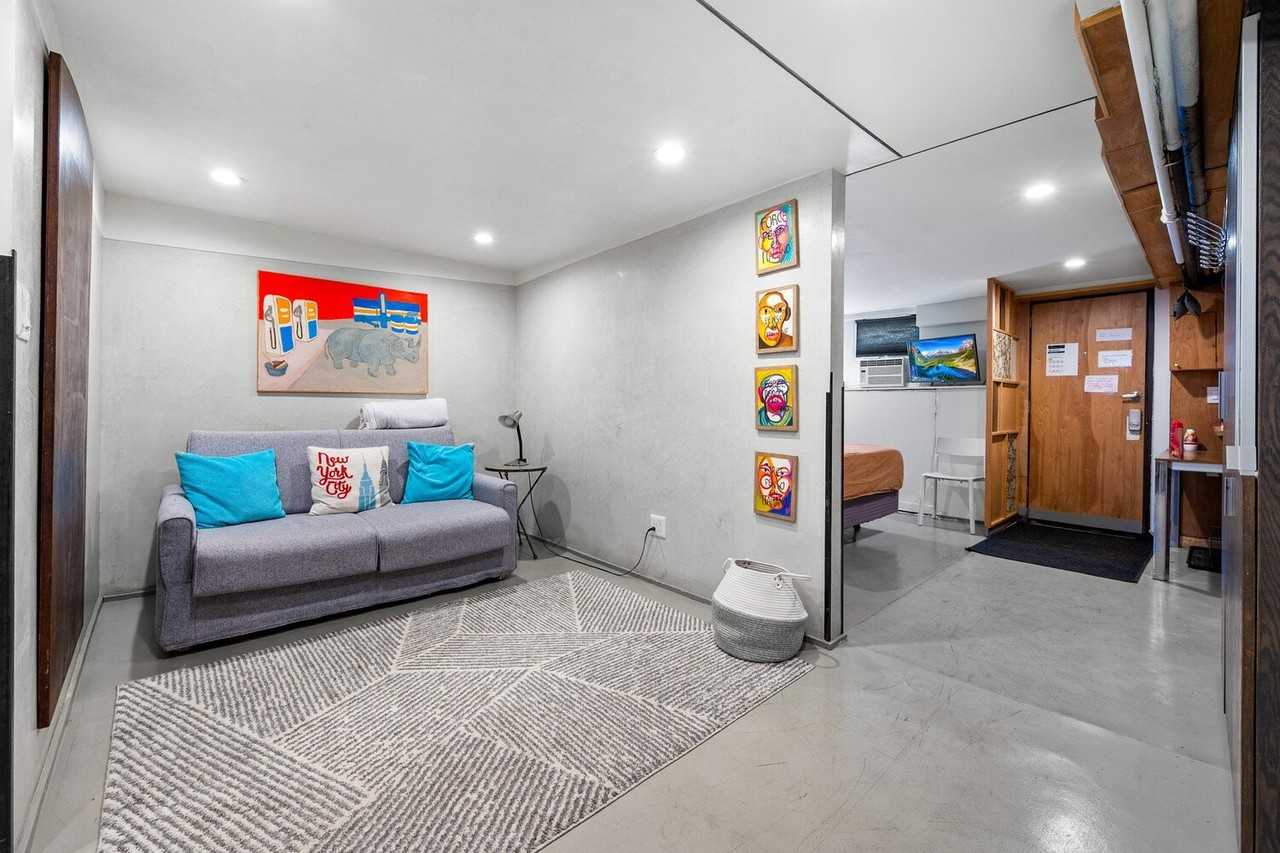 Listing photo 1 of 5