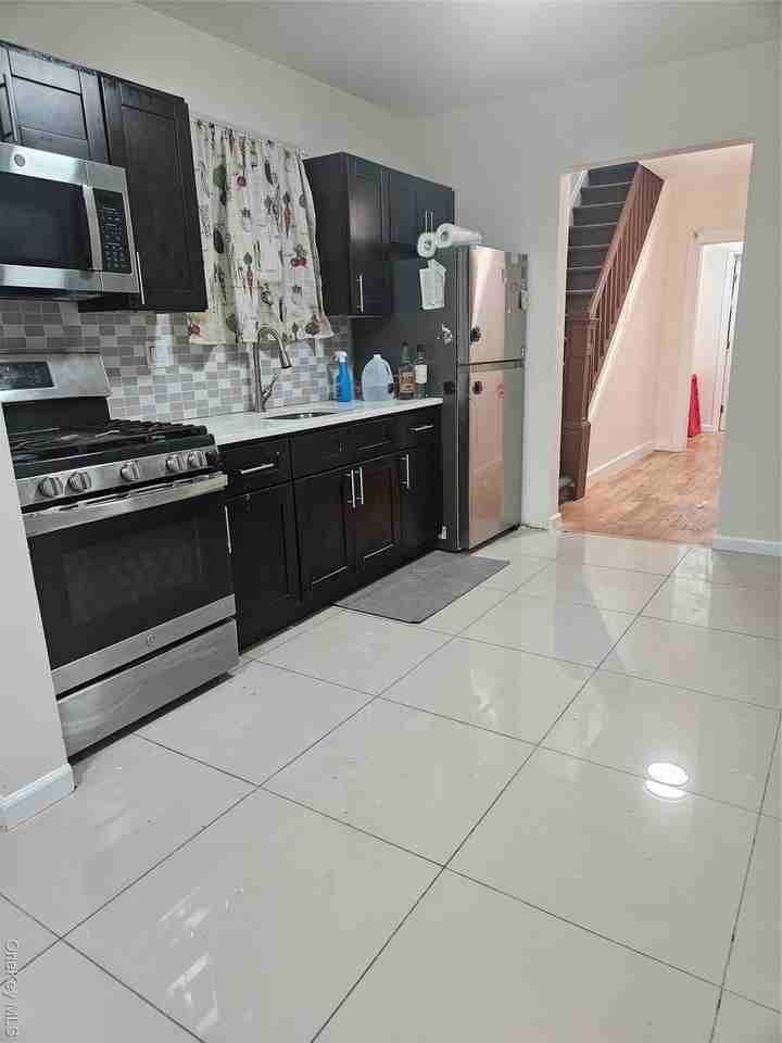 Listing photo 1 of 5