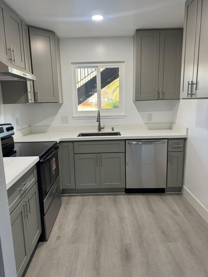 Listing photo 1 of 5