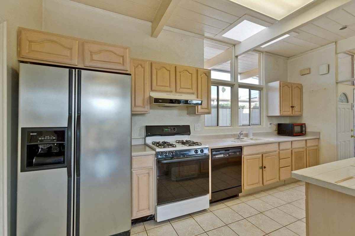 Listing photo 1 of 5