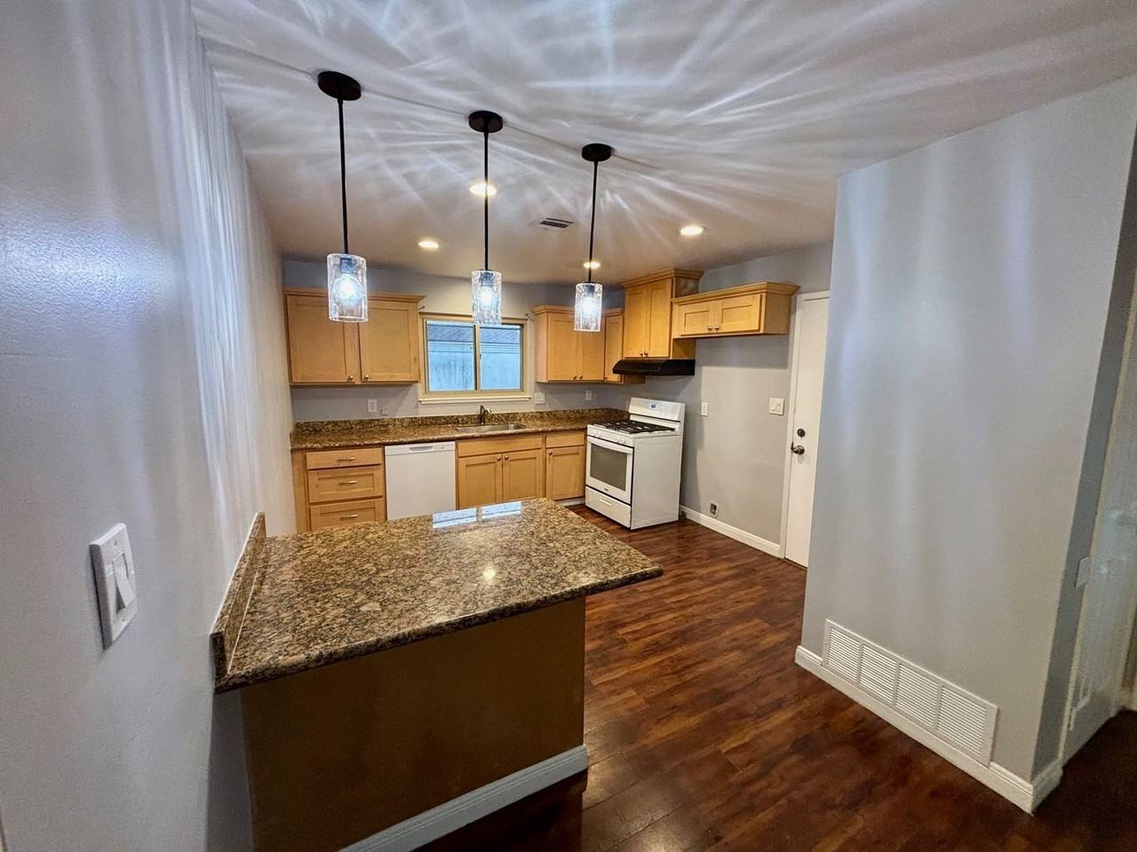 Listing photo 1 of 5