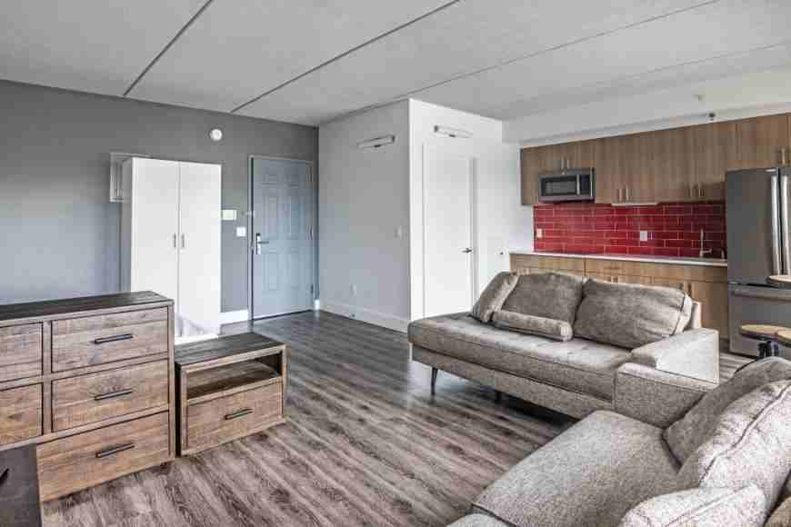 Listing photo 1 of 5