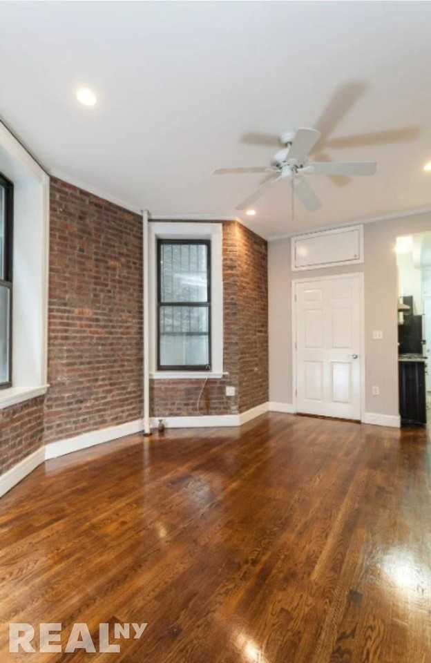 Listing photo 1 of 5