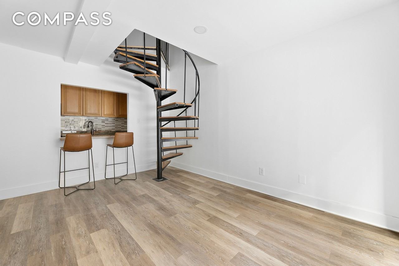 Listing photo 1 of 5