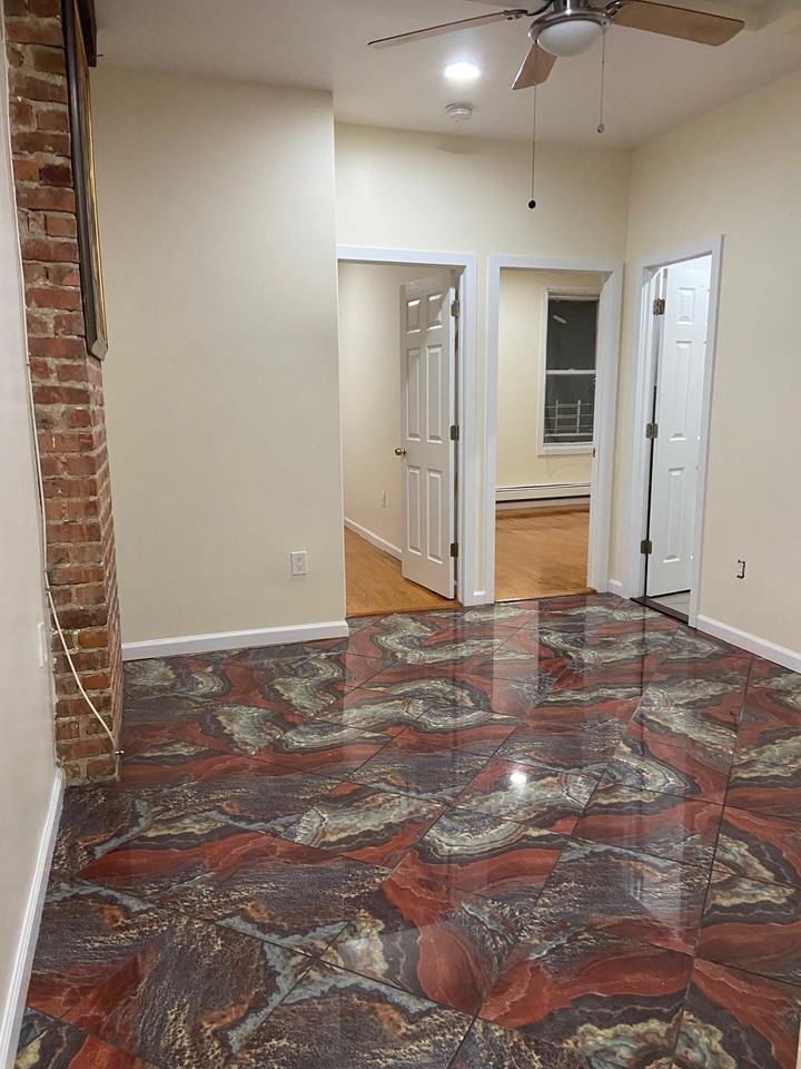 Listing photo 1 of 5