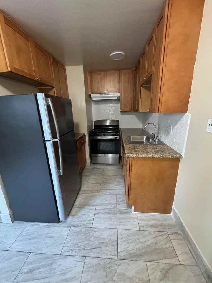 Listing photo 1 of 5