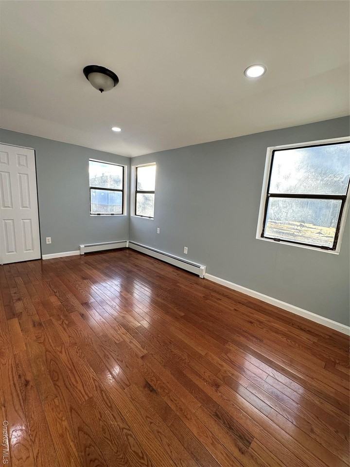 Listing photo 1 of 5