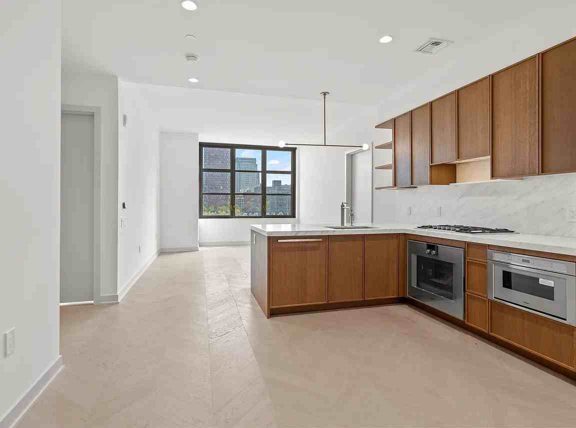 Listing photo 1 of 5