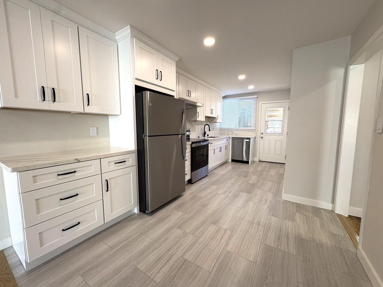 Listing photo 1 of 5