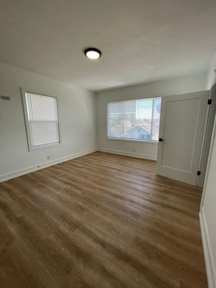Listing photo 1 of 4