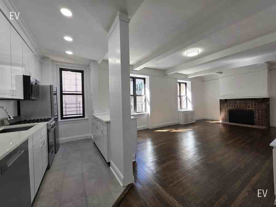 Listing photo 1 of 5