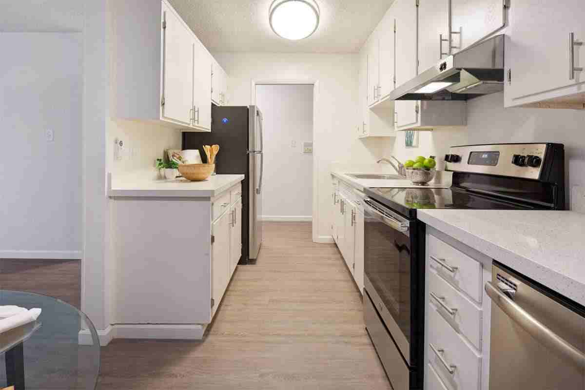 Listing photo 1 of 5