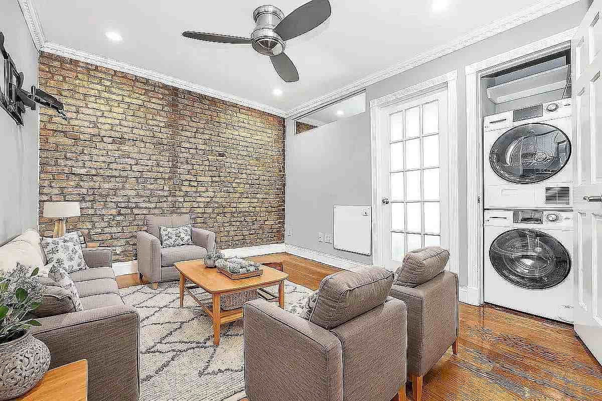 Listing photo 1 of 4