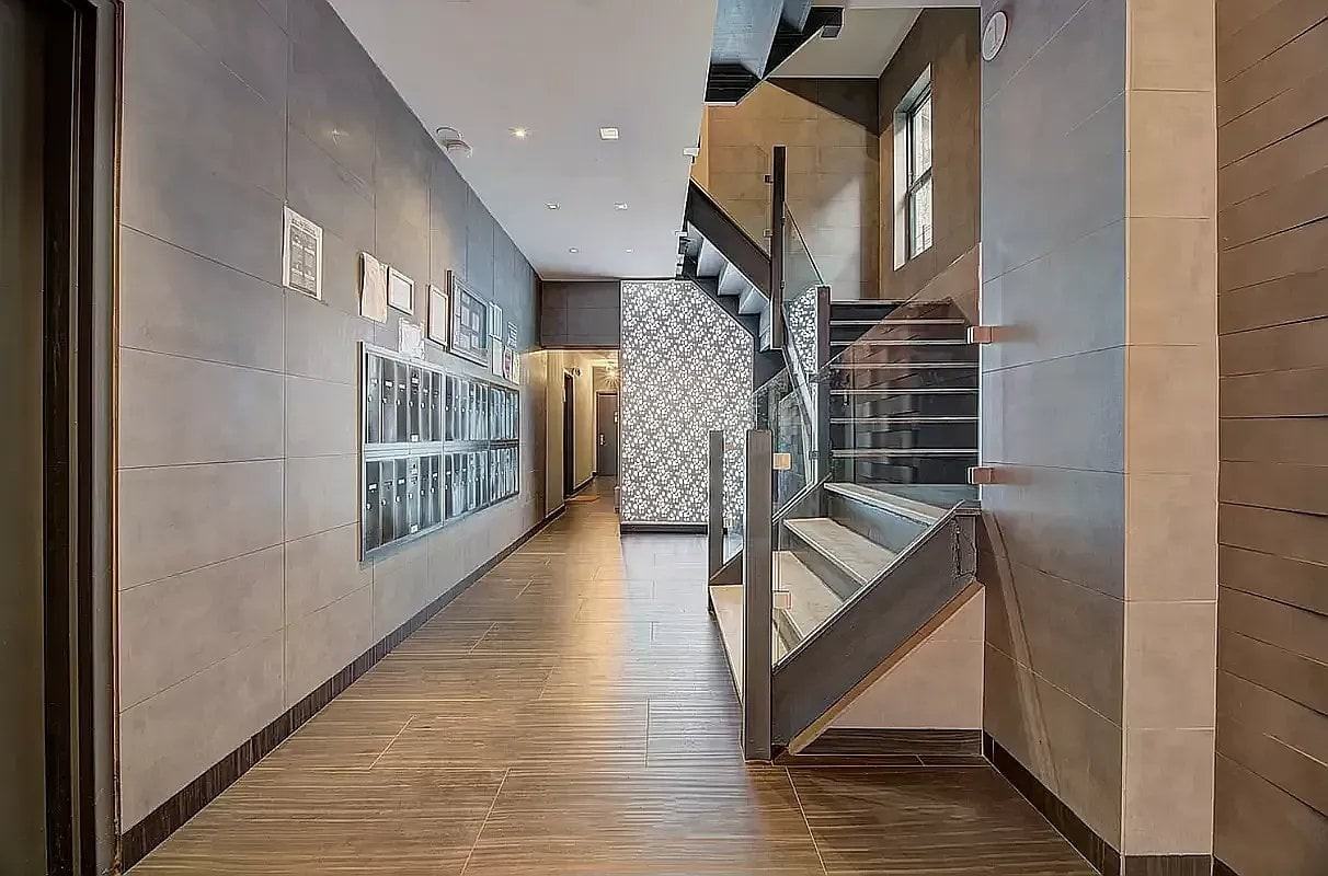 Listing photo 1 of 5