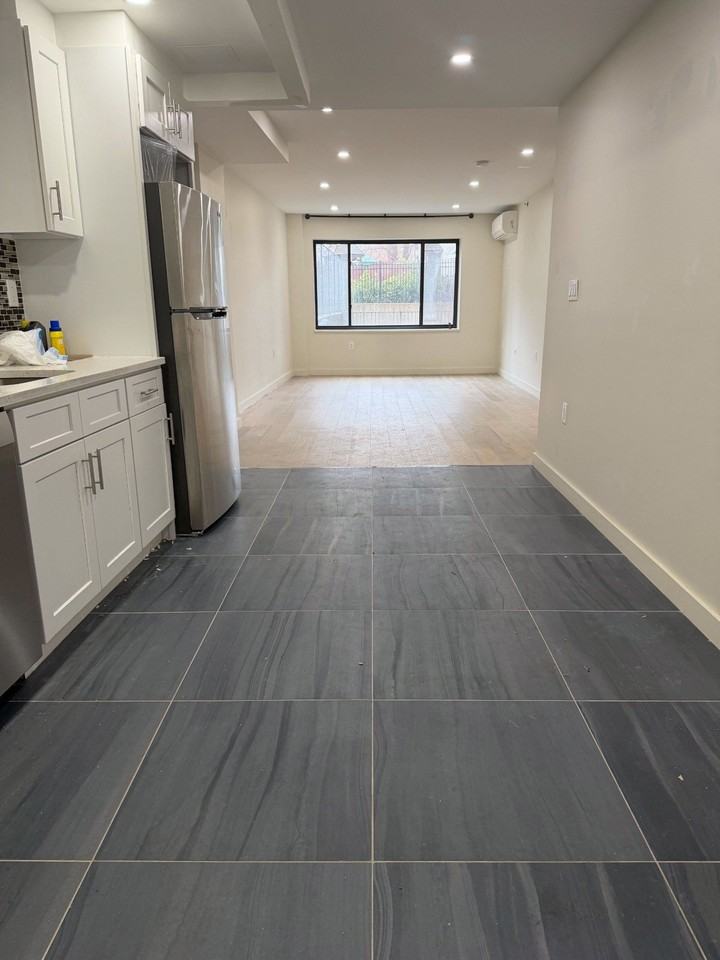 Listing photo 1 of 5