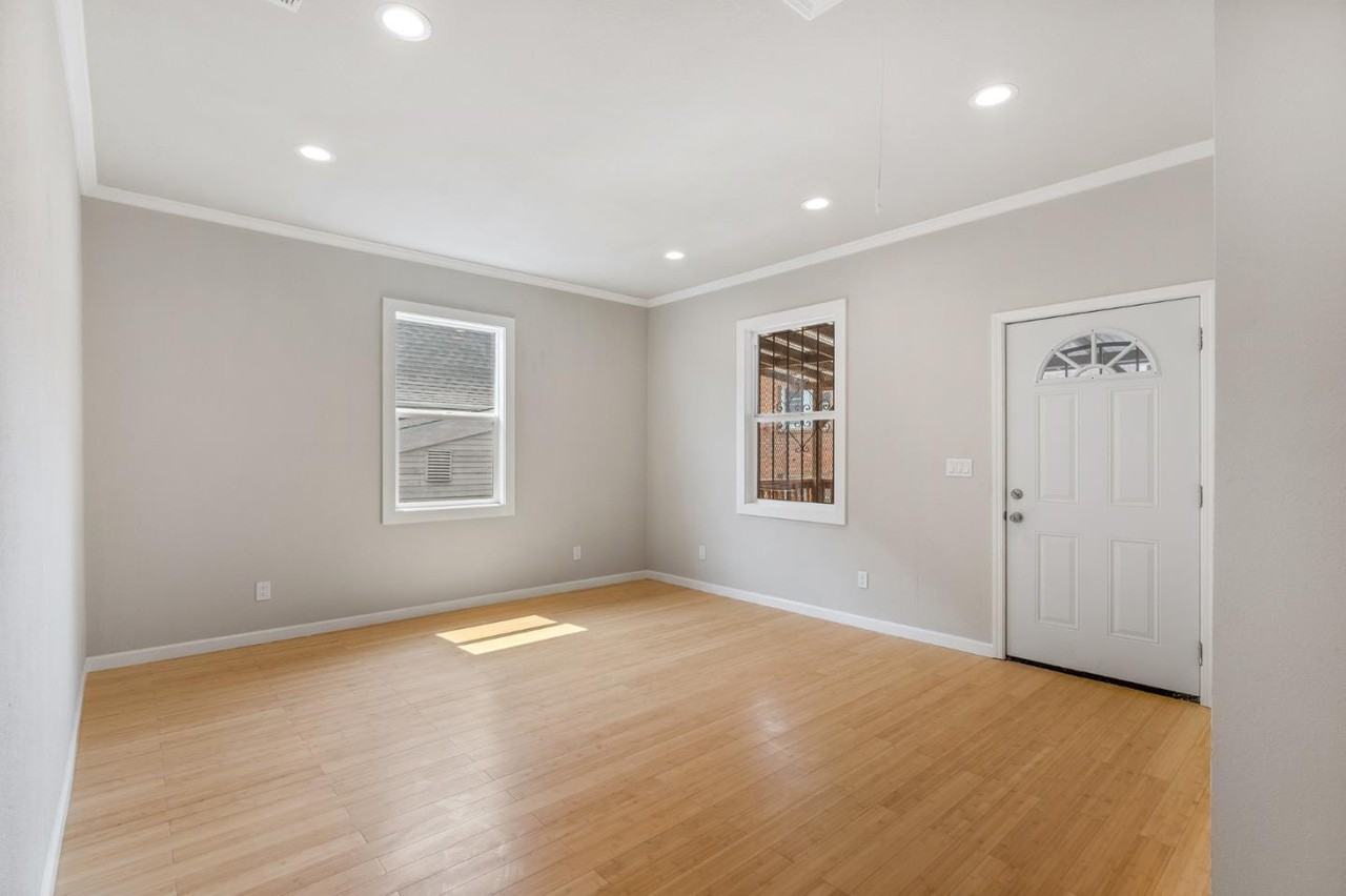 Listing photo 1 of 5