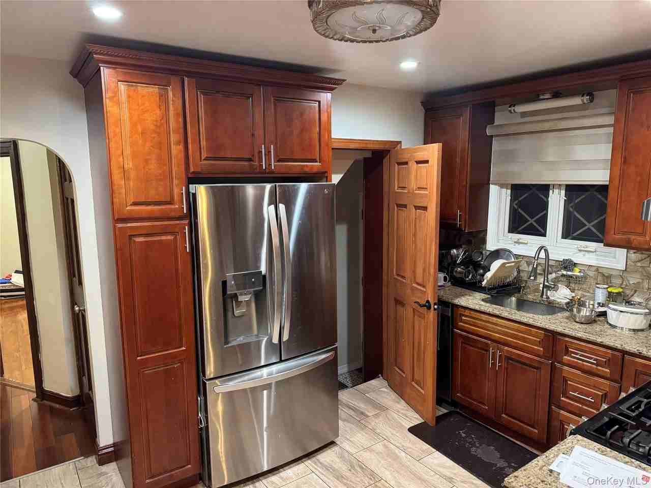 Listing photo 1 of 4