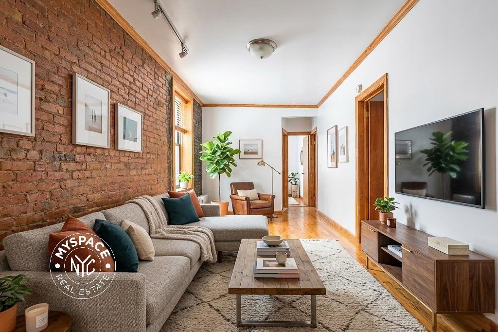Listing photo 1 of 5