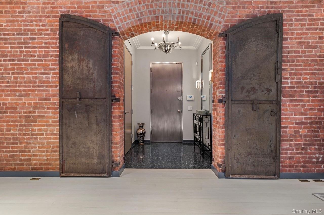 Listing photo 1 of 5