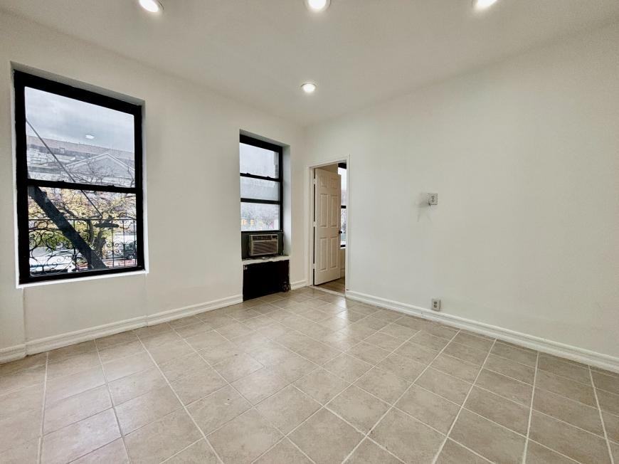 Listing photo 1 of 5