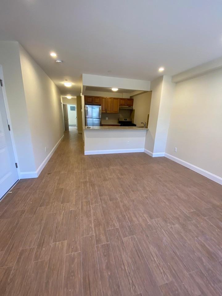 Listing photo 1 of 4