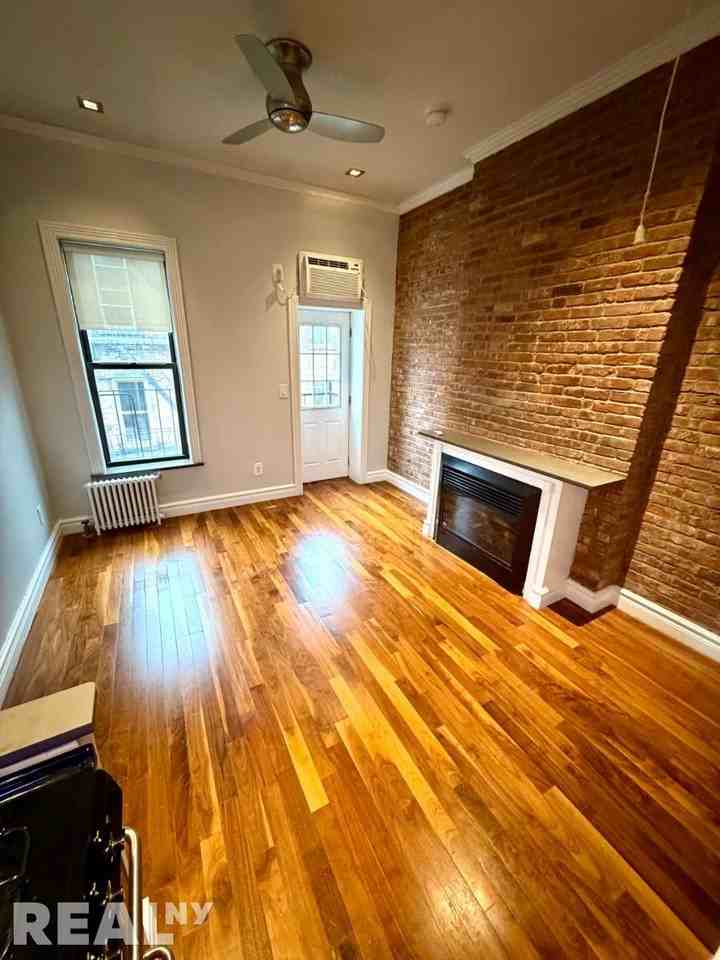 Listing photo 1 of 5