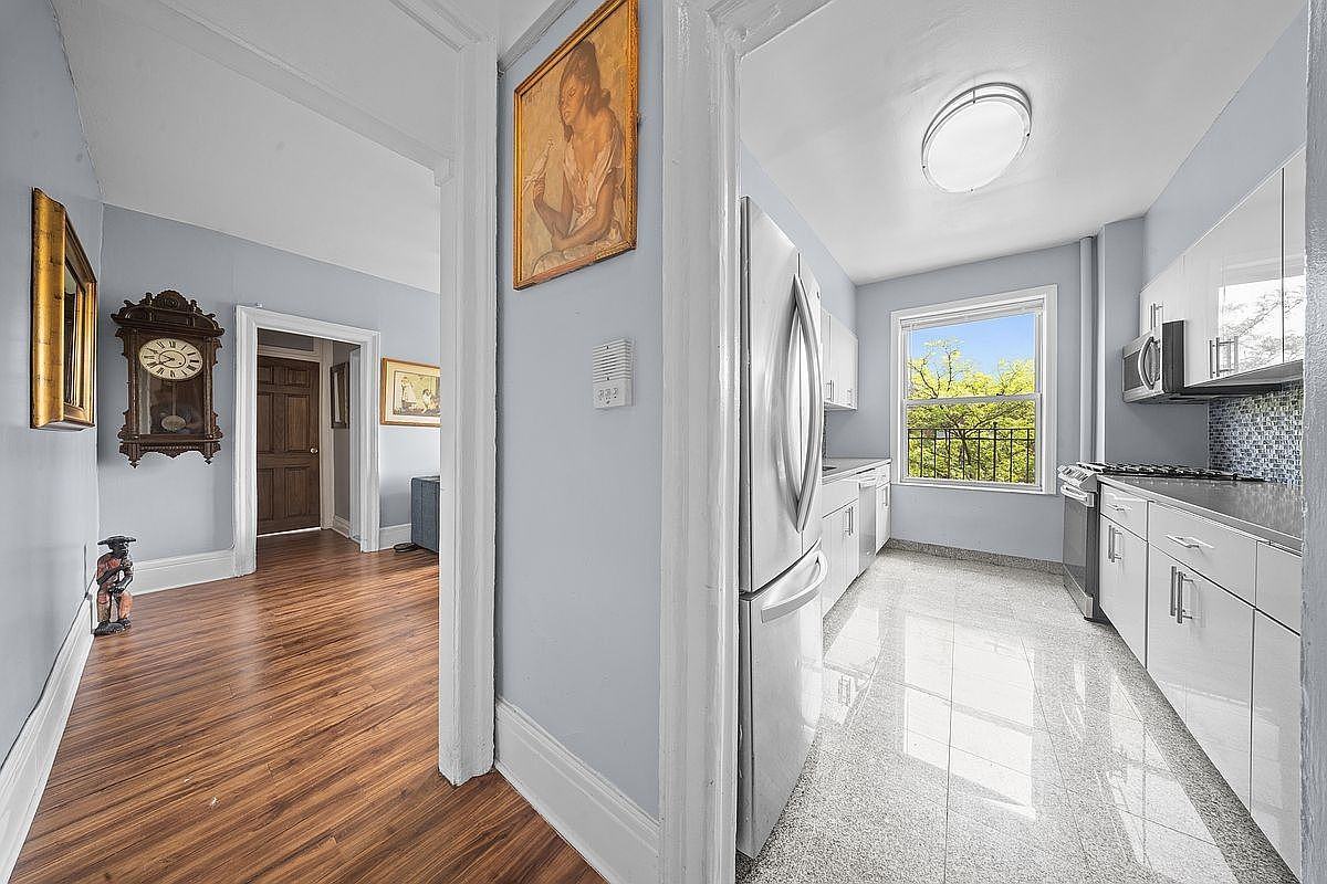 Listing photo 1 of 5