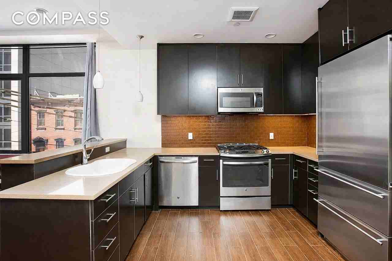 Listing photo 1 of 5