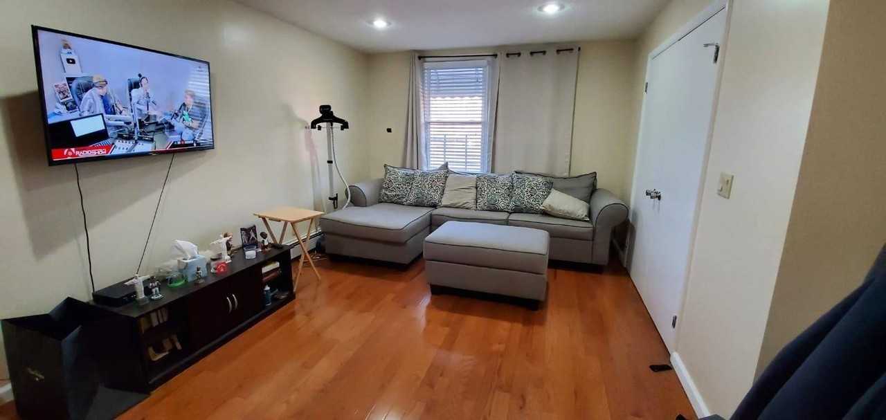 Listing photo 1 of 5