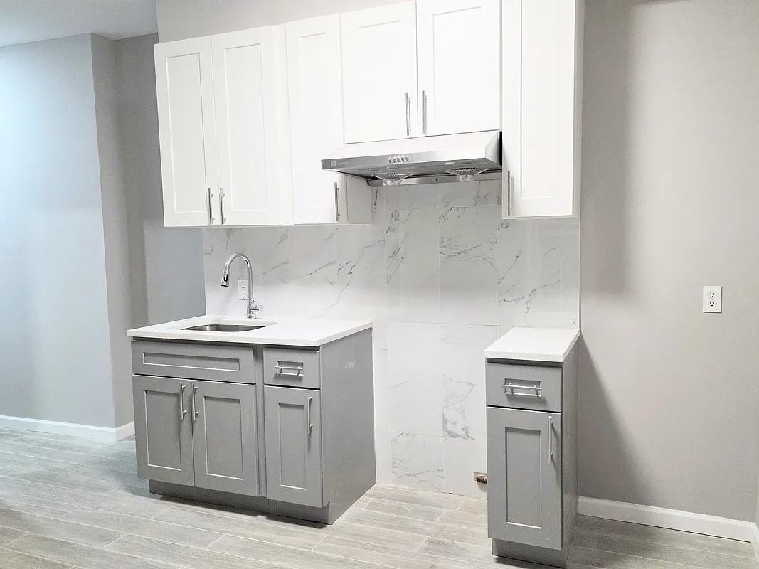 Listing photo 1 of 5