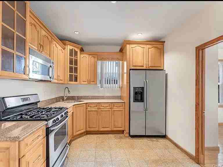 Listing photo 1 of 3