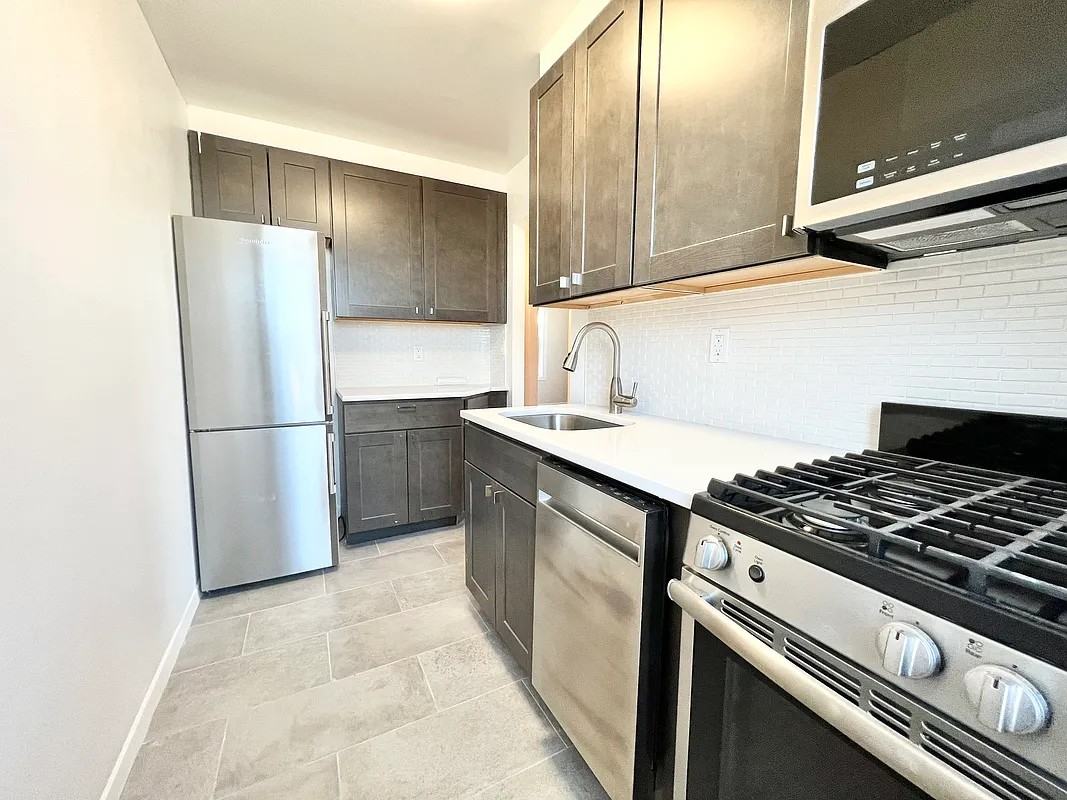 Listing photo 1 of 5