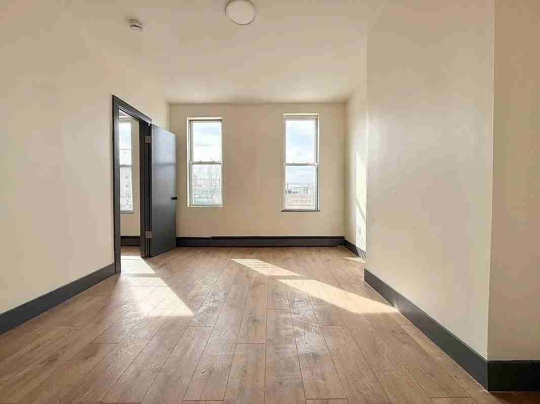 Listing photo 1 of 5