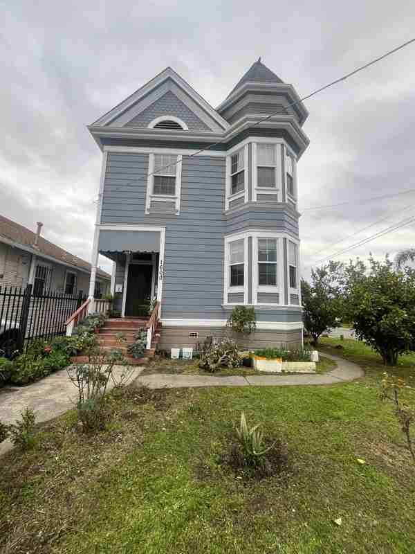 Listing photo 1 of 5