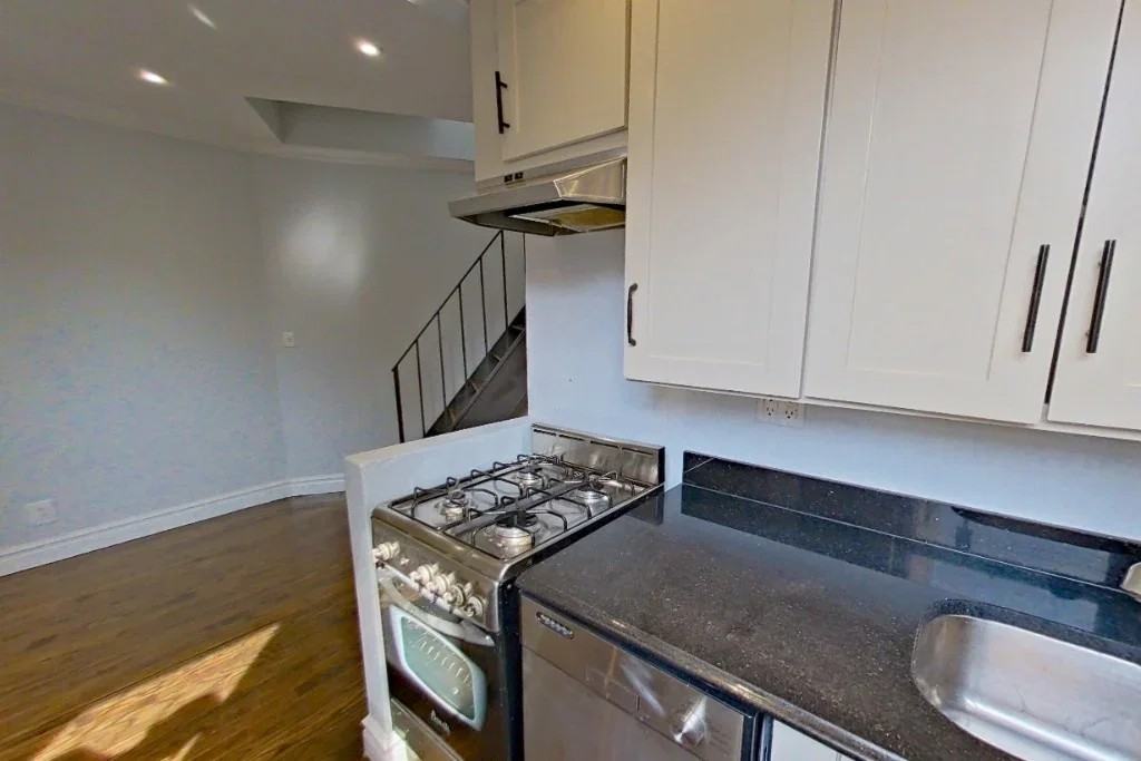 Listing photo 1 of 5