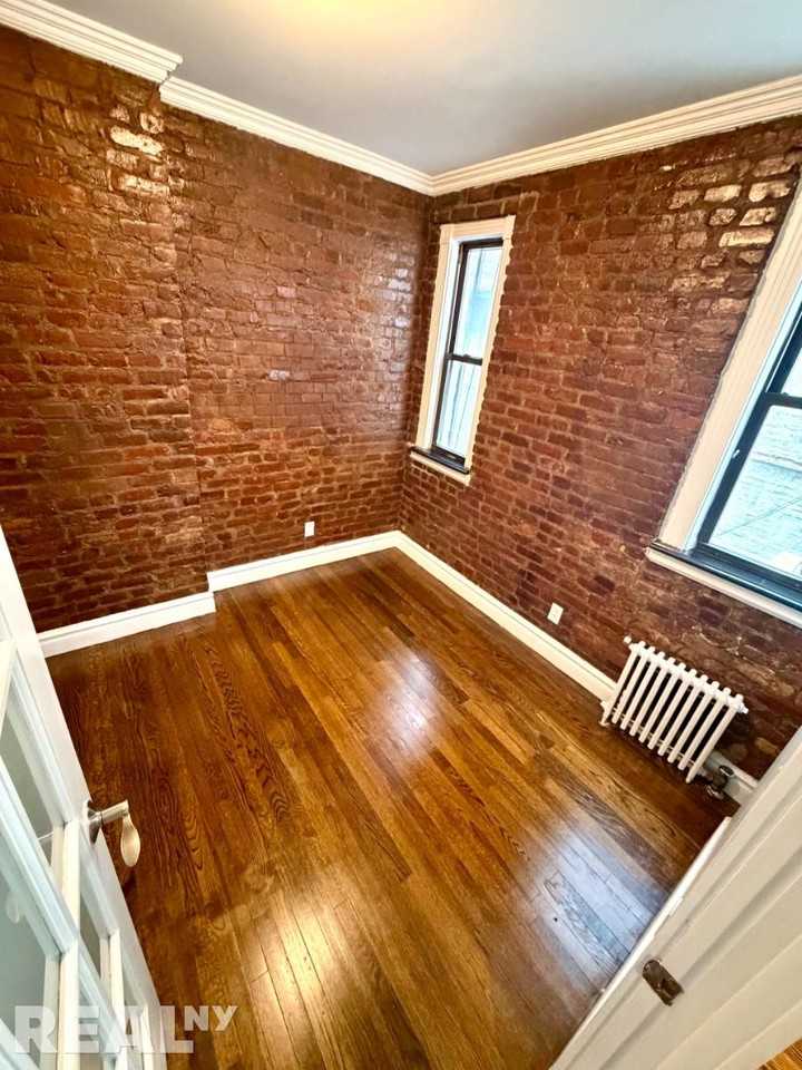 Listing photo 1 of 5