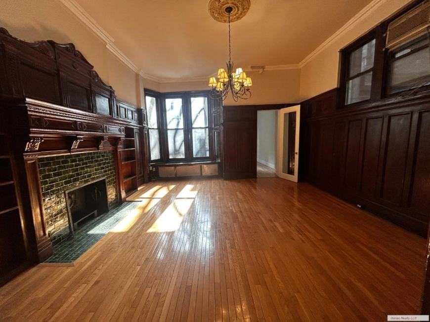 Listing photo 1 of 5