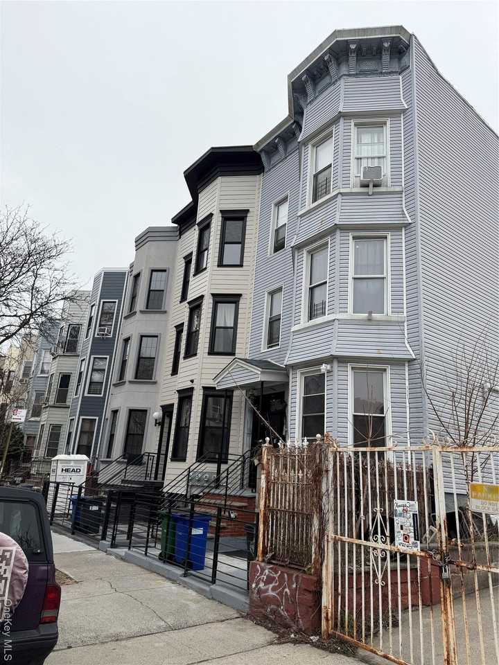 Listing photo 1 of 5