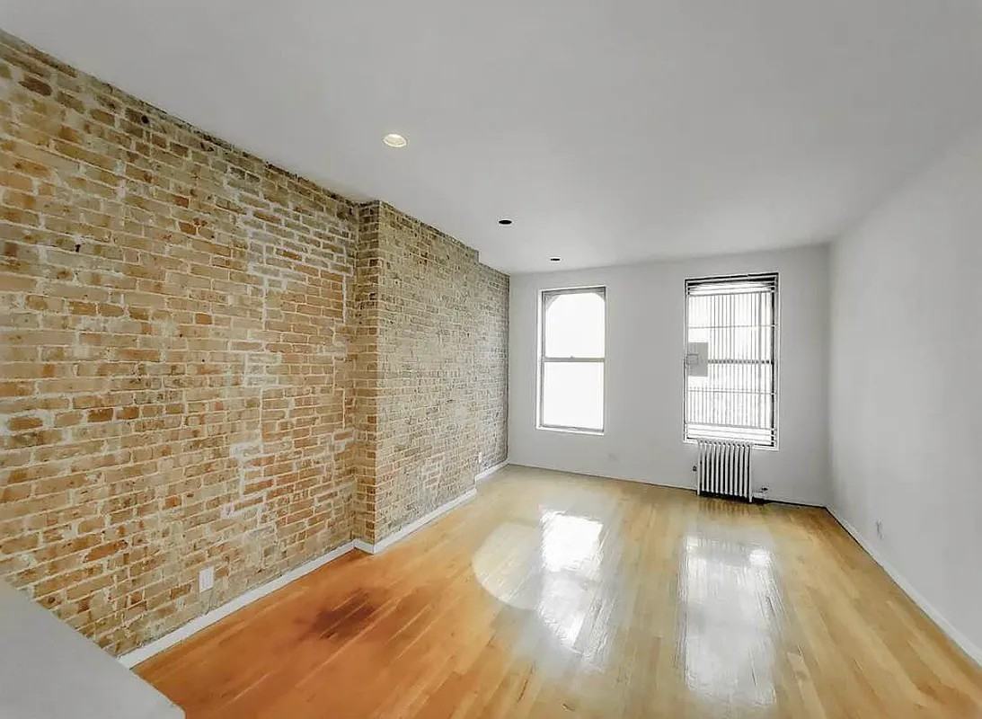 Listing photo 1 of 5