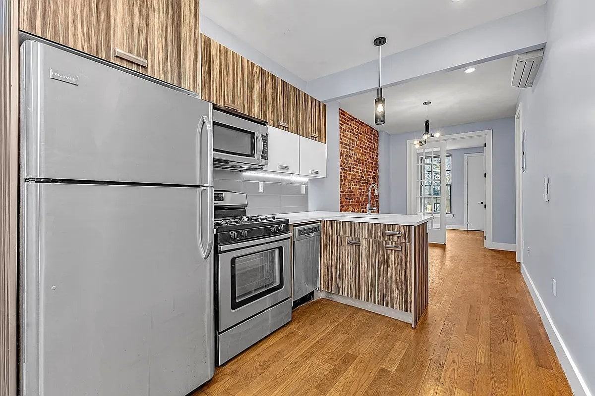 Listing photo 1 of 5